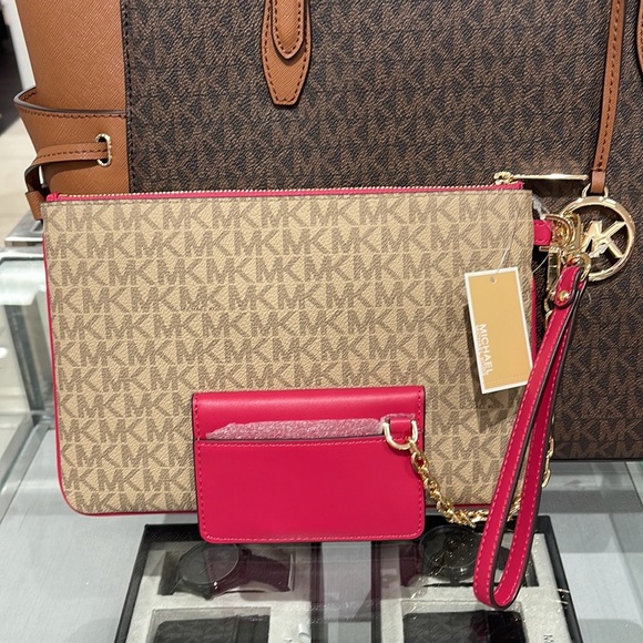 MICHAEL KORS JET SET ITEM LG 2 in 1 CARD CASE & WRISTLET
Carmine Pink
NWT - Picture 13 of 16